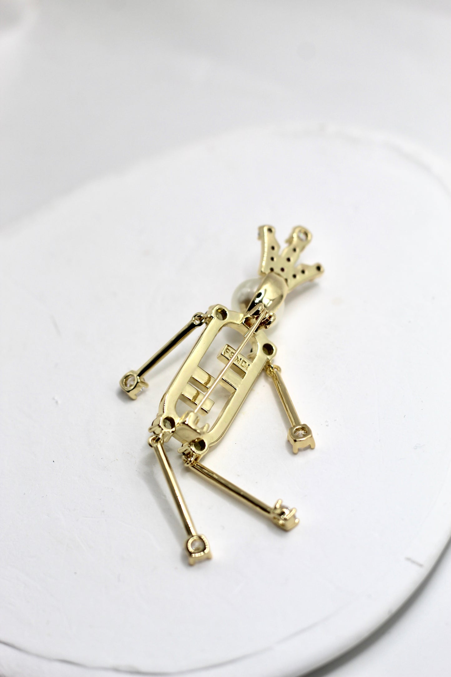 Broche FF
